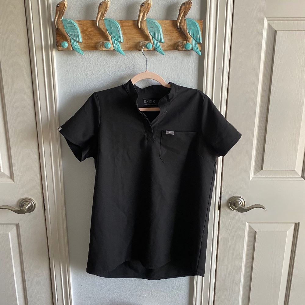 Figs maternity scrub top, black